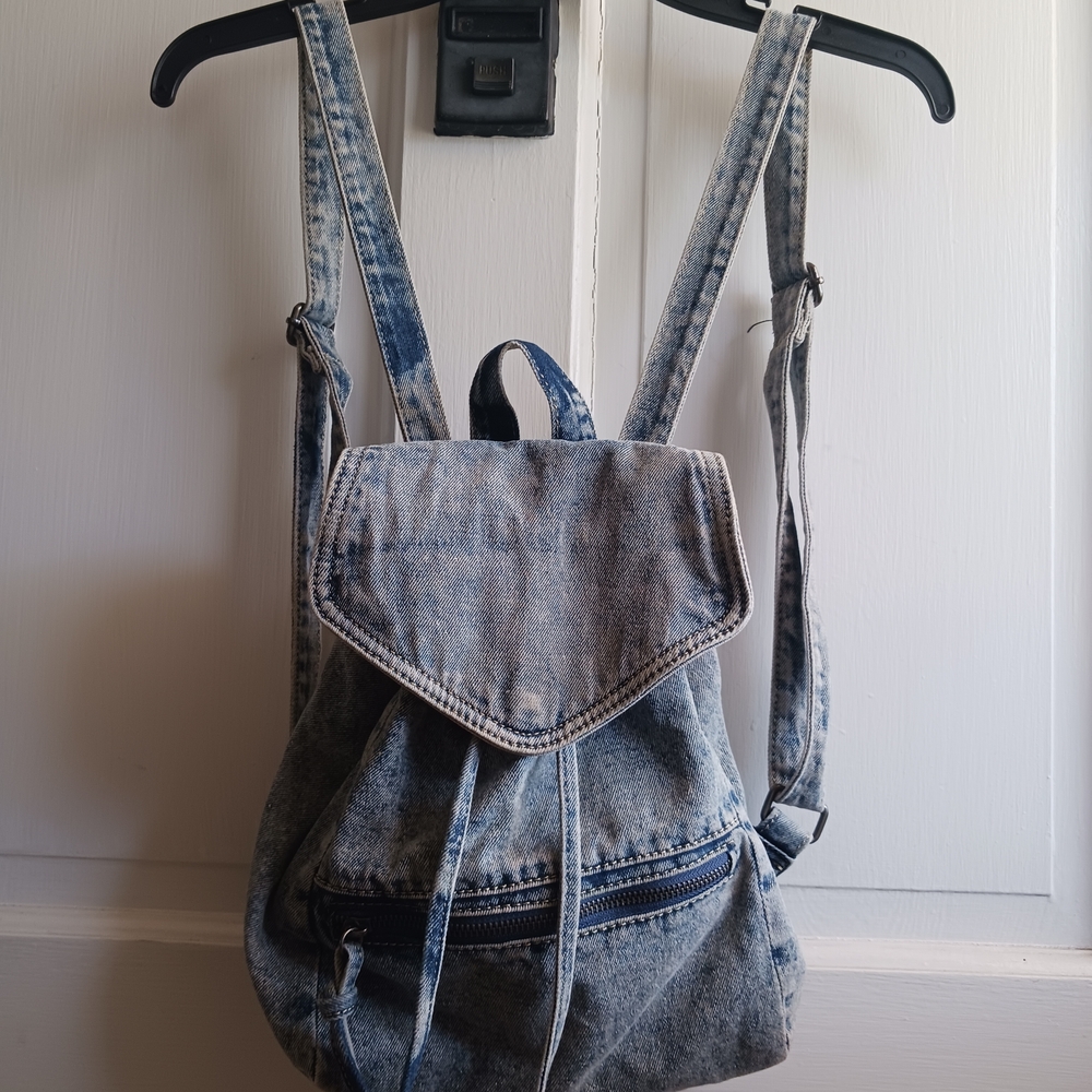 Denim-Style Drawstring Backpack Purse Light Wash Denim - Picture 3 of 4
